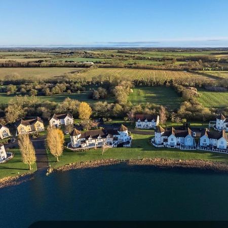 Liming Lodge - Lakeside Home In The Cotswolds South Cerney Esterno foto