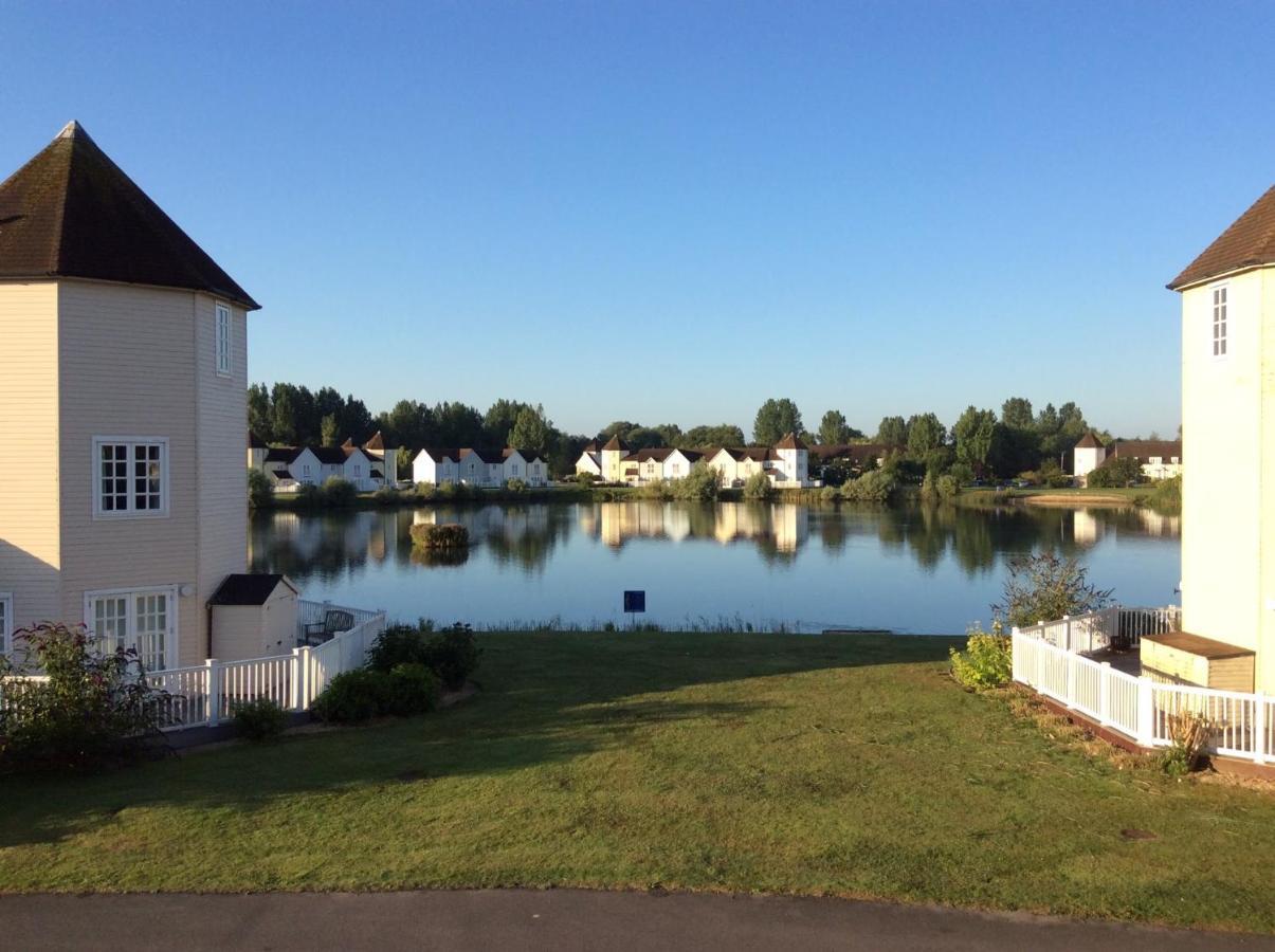Liming Lodge - Lakeside Home In The Cotswolds South Cerney Esterno foto