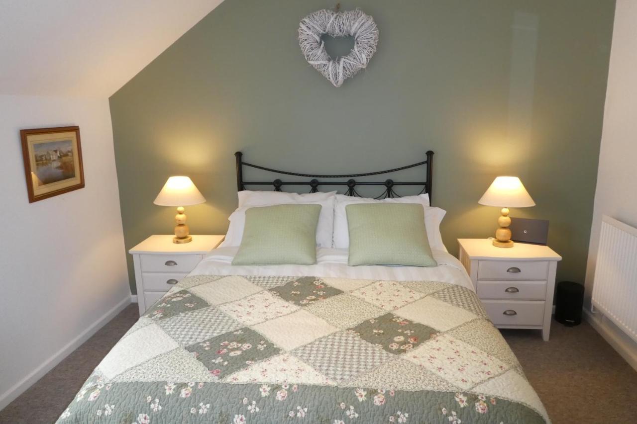 Liming Lodge - Lakeside Home In The Cotswolds South Cerney Esterno foto