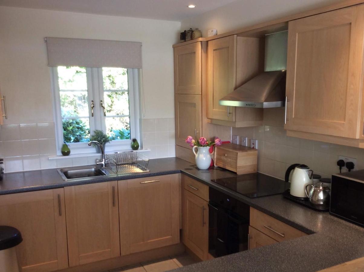 Liming Lodge - Lakeside Home In The Cotswolds South Cerney Esterno foto