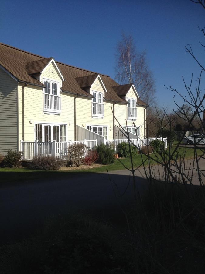 Liming Lodge - Lakeside Home In The Cotswolds South Cerney Esterno foto