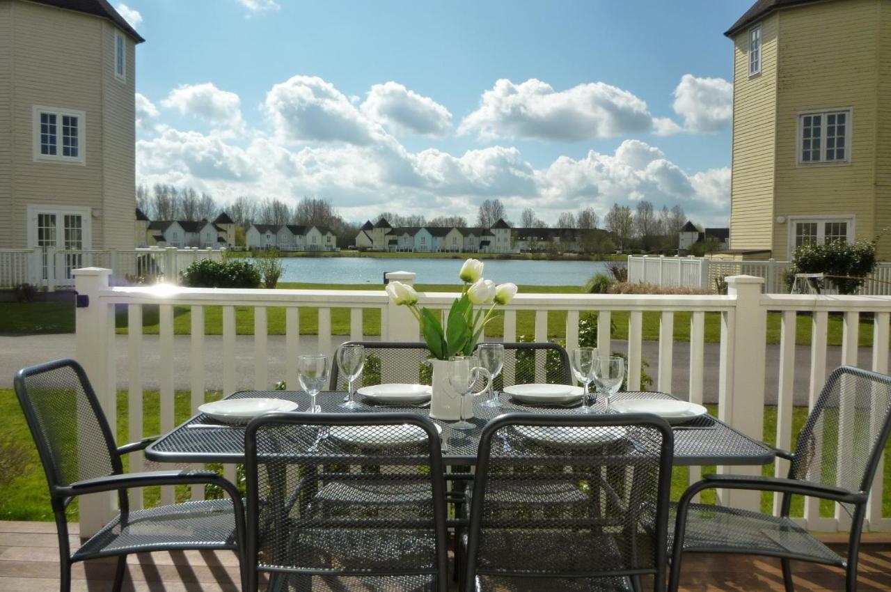 Liming Lodge - Lakeside Home In The Cotswolds South Cerney Esterno foto
