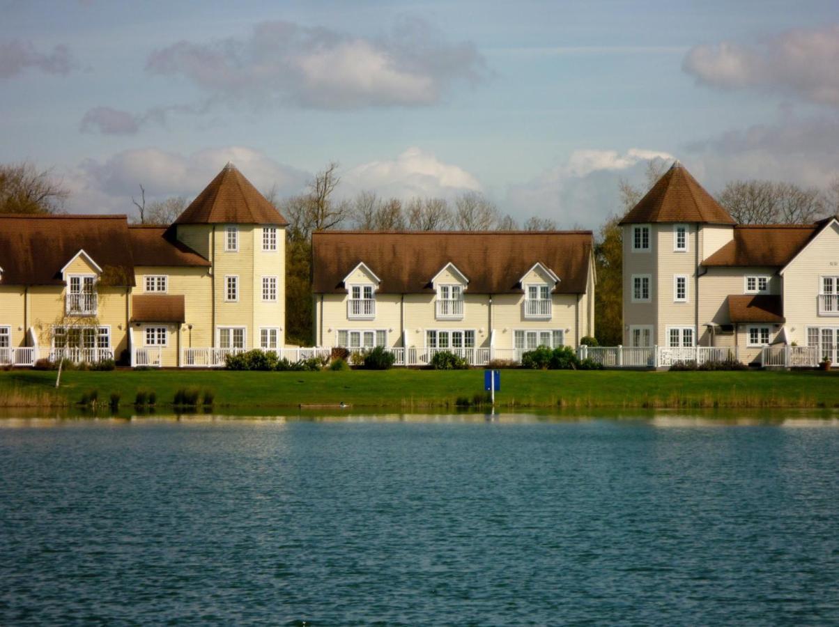 Liming Lodge - Lakeside Home In The Cotswolds South Cerney Esterno foto