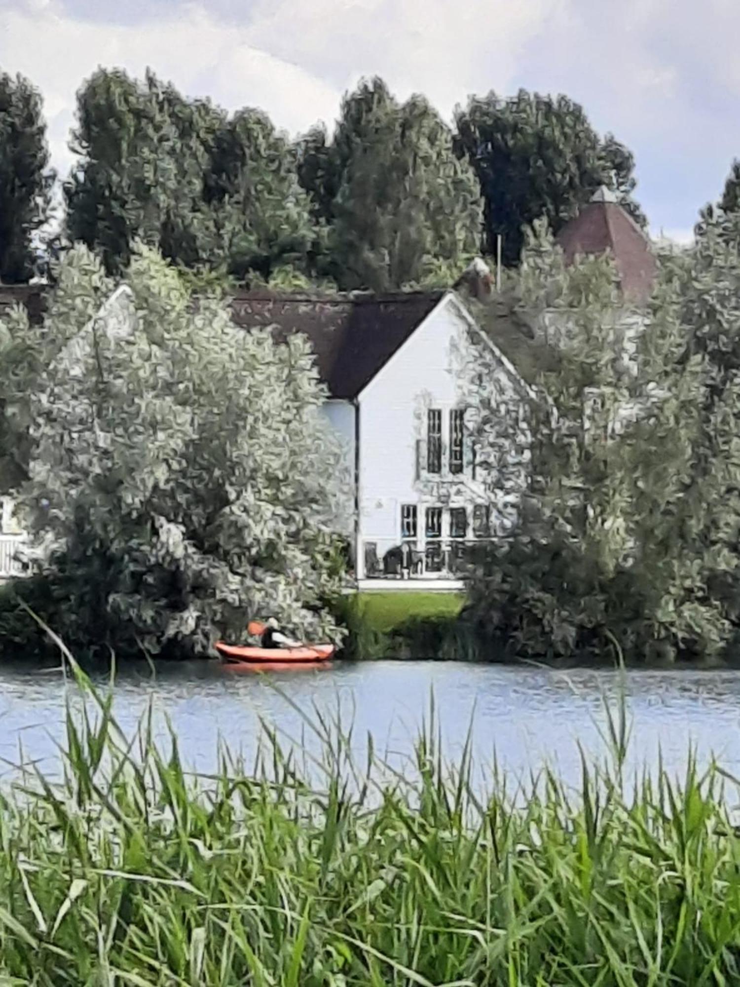 Liming Lodge - Lakeside Home In The Cotswolds South Cerney Esterno foto